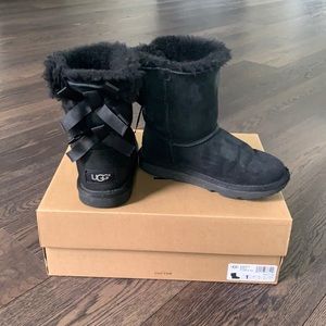 UGG girls size 1 color black  some wear and tear..  clean no smell